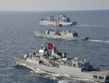 Δύο ώρες μετά την συνάντηση Ακάρ-Αποστολάκη η Άγκυρα δεσμεύει παράνομα το κεντρικό Αιγαίο για ένα δίμηνο!